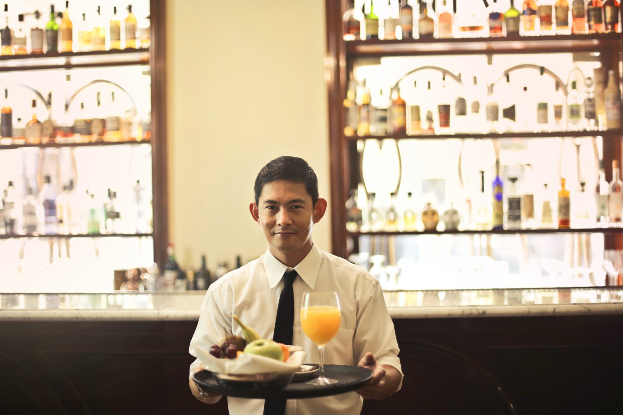 duties-and-responsibilities-of-a-waiter-in-the-hotel-hotel-learner